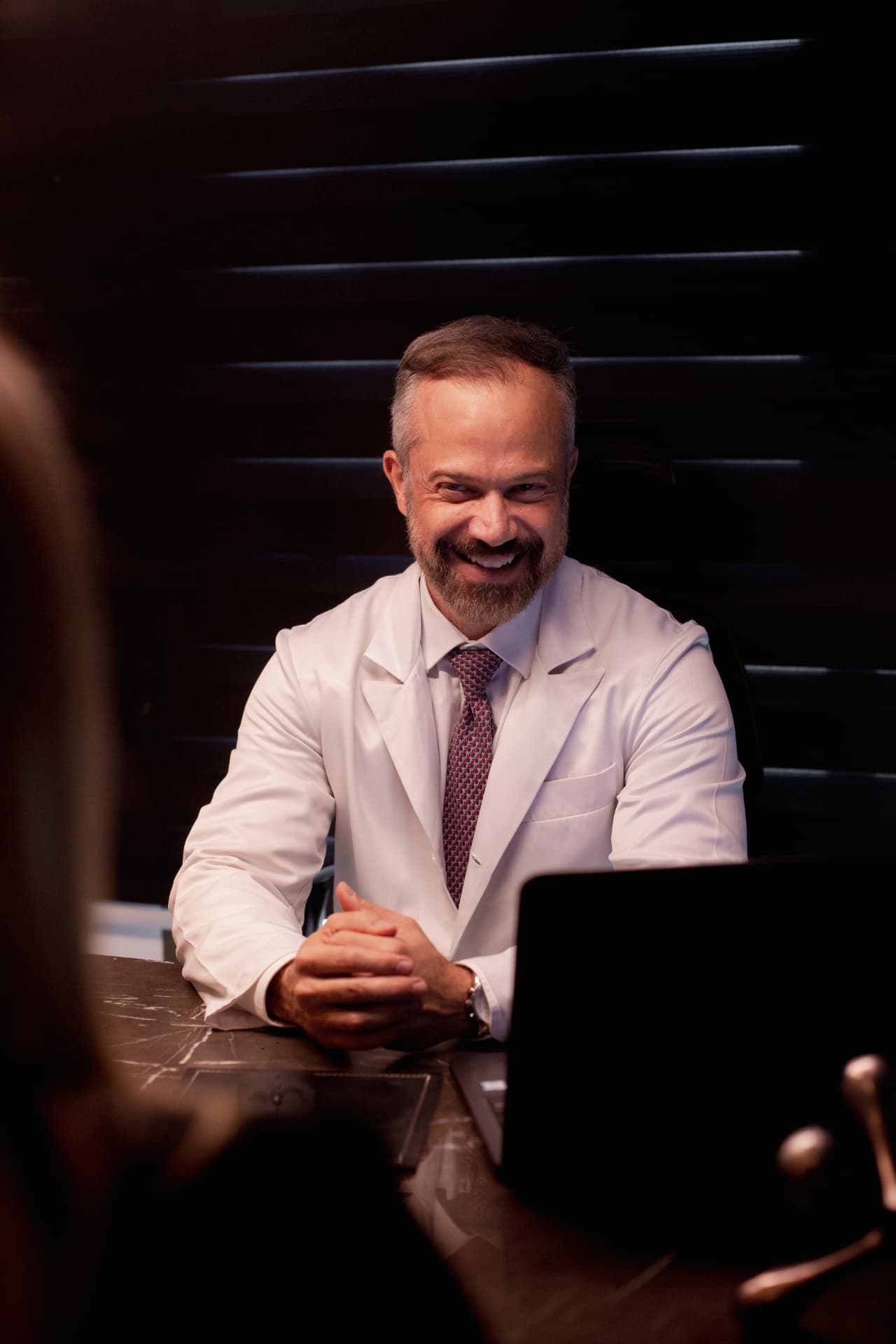 Dr. Carlos Henrique em consulta no consultório